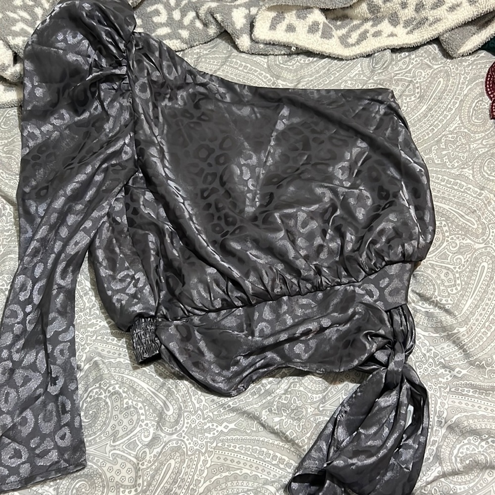 Long sleeve. Ties in the front